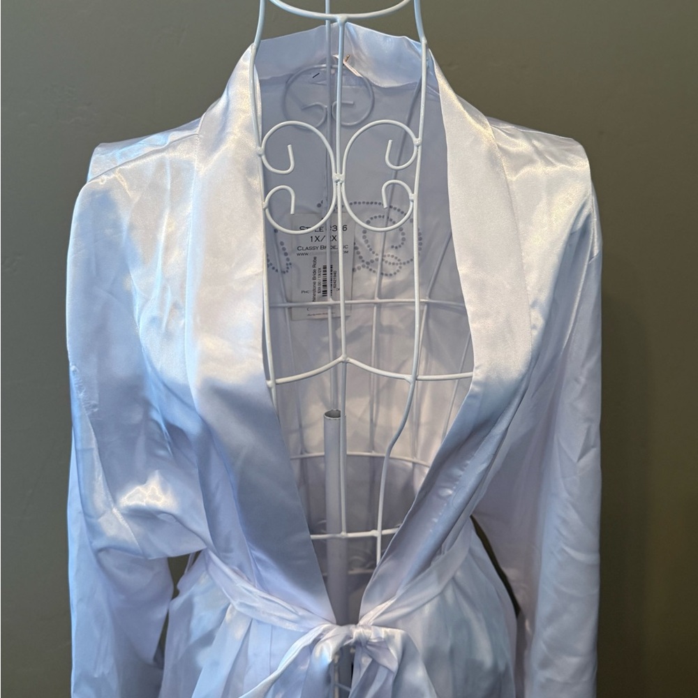 Luxurious White Bride Robe with Tie Belt Intimates Sleepwear - Picture 2 of 7